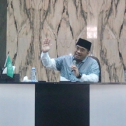 ust yusuf sedang menyampaikn ceramah kajian ahad pagi