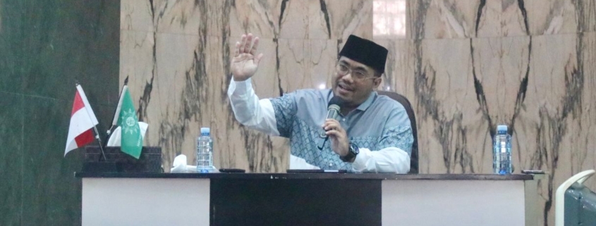 ust yusuf sedang menyampaikn ceramah kajian ahad pagi